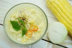 Múc súp ra chén, rắc lên ít tiêu, trang trí thêm ít rau xanh và ớt đỏ cho đẹp mắt là có thể dùng nhé! Món súp này nên dùng nóng là thích hợp nhất. Mặc dù hương hành tây có thể giúp lấn át được vị tanh của trứng nhưng đối với các bạn mẫn cảm với vị tanh thì không nên để nguội đâu nhé!