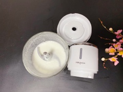 Hòa tan 40g sữa bột cùng với ít nước ấm để thu lấy khoảng 100ml sữa nhé. Sau đó đổ 100ml vừa pha vào máy xay sinh tố, thêm vào 60g cháo trắng, bật máy xay nhuyễn mịn hỗn hợp.