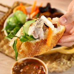 Trình bày cút chiên bơ ra dĩa, dùng kèm với rau răm, dưa leo và ít đồ ngâm chua.Dùng bánh mì chấm với nước sốt ăn kèm cũng rất ngon.