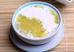 Múc chèn ra chén hoặc ly. Chan đều hỗn hợp nước cốt dừa lên trên thưởng thức ngay.