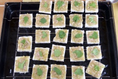 Mở trước lò nướng ở 150 độ C, xếp các lát bánh ra khay nướng, phết đều hỗn hợp sốt thịt băm vừa trộn lên trên, đặt lên mỗi lát 1 lá ngò rí cho đẹp mắt rồi cho vào nướng khoảng 20-30 phút.