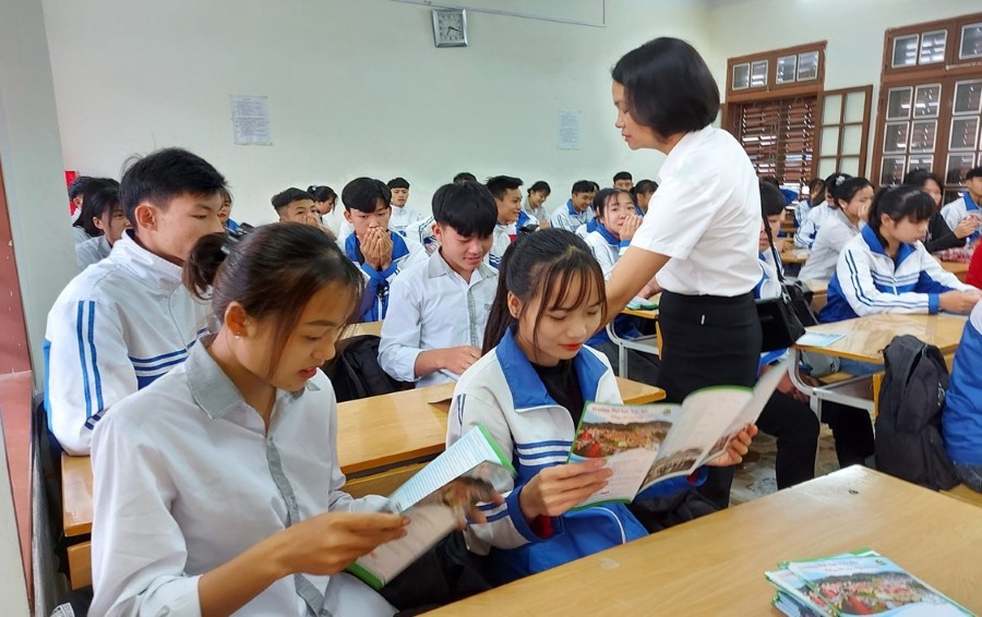 Khoa Khoa học Xã hội thực hiện tư vấn tuyển sinh và triển khai hoạt động hỗ trợ chuyên môn tại Trường THPT Cò Nòi