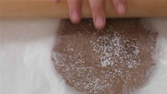 Dùng chày cán mỏng bột bánh, sử dụng khuôn cắt hình ngôi sao, cắt bánh thành những hình ngôi sao hoặc hình tùy thích.