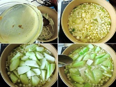 Bạn thêm bát súp gà vào nồi đun 5 phút, thêm đậu phụ nấu thêm 5 phút. Sau đó, cho mướp vào nấu 3 phút. Cuối cùng, bạn nêm nếm muối, tiêu, vừa ăn, thêm chút dầu mè và tắt bếp.