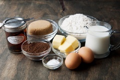 Trong một bát lớn, trộn bột mì, bột cacao, bột nở và muối. Trong một bát vừa, trộn sữa, 75g bơ nóng chảy, đường nâu, trứng và vanil với nhau cho đến khi mịn.