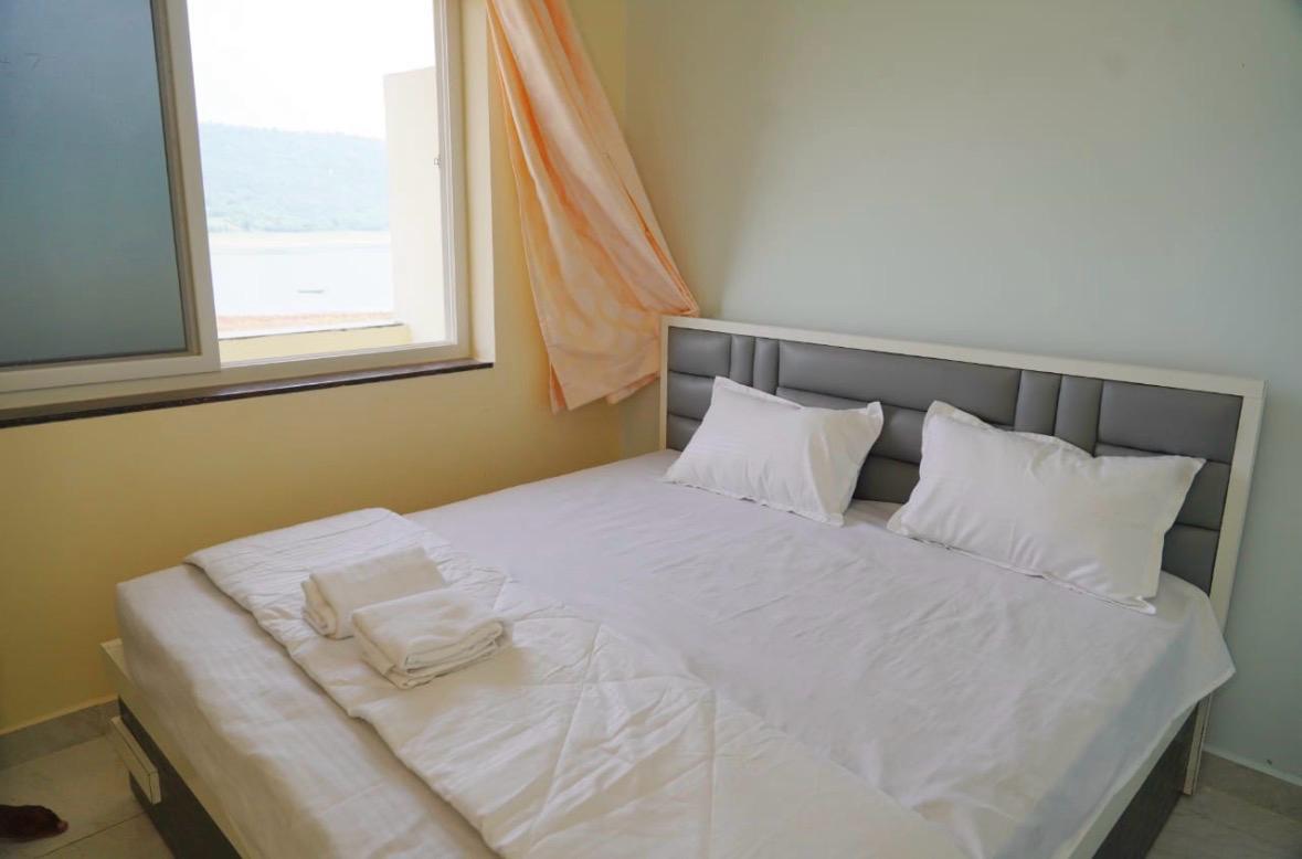 Room View with TV