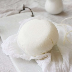 Sau nữa ngày được làm lạnh thì phô mai Ricotta đã hoàn tất và sẵn sàng phục vụ rồi nhé! Bạn có thể đem chế biến thành những món ăn ưa thích. Nếu dùng không hết có thể bảo quản ngăn mát tủ lạnh dùng dần trong khoảng 3-4 ngày.