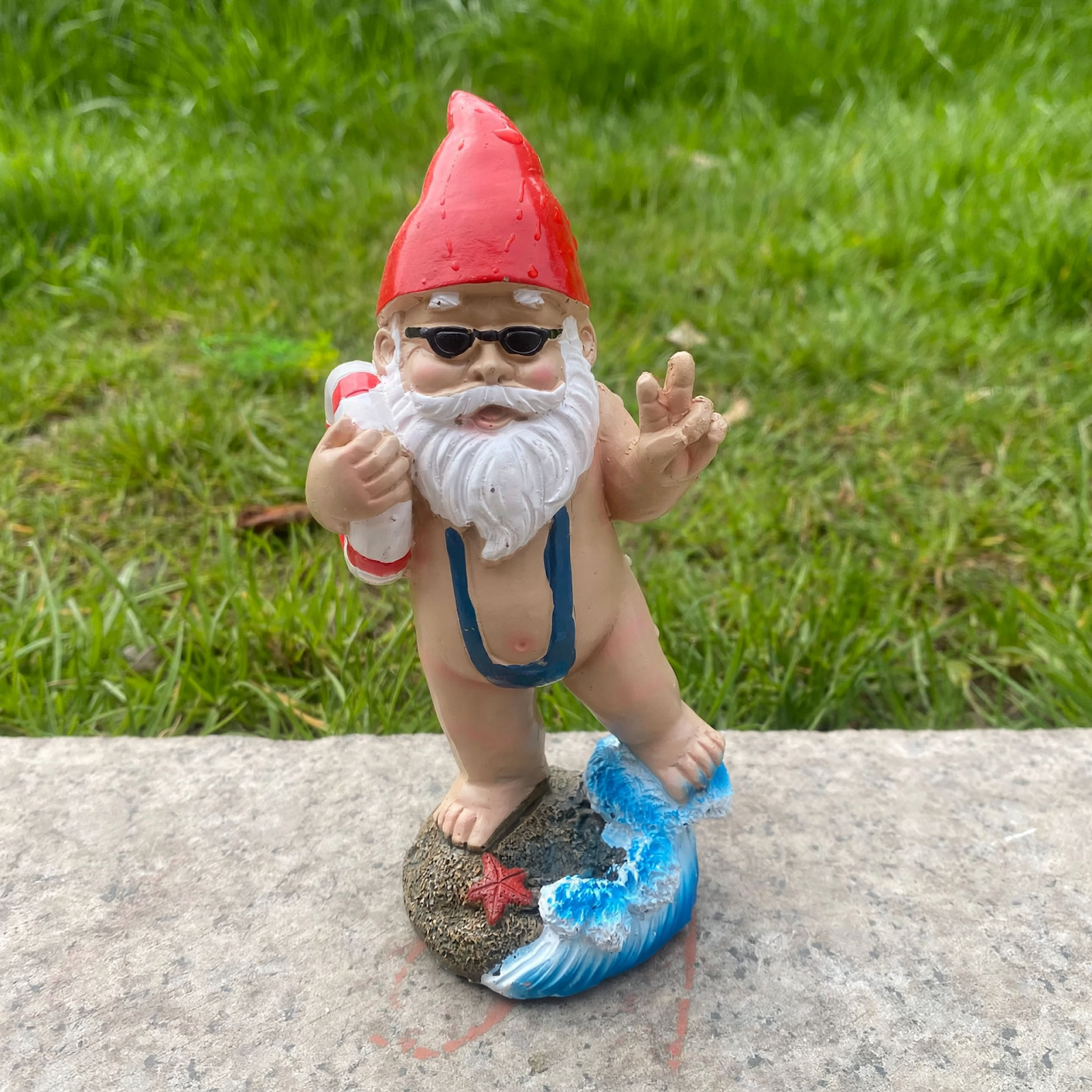 Wichtelfigur mit roter Mütze und Hydranten-Motiv