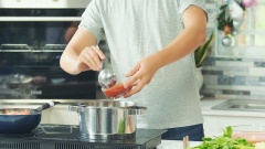 Bỏ vỏ 300gram cà chua tươi xay nhuyễn với một lít nước lọc đổ vào nồi đun nhỏ lửa cho cà chua sắc xuống tạo màu. Nhớ là cho vào 3 muỗng canh dầu ăn để cà chua tạo màu tự nhiên. Khi rau xào đã chín đổ qua nồi nước cà chua đang hầm.