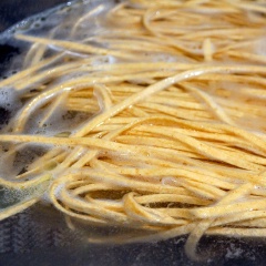 Đun nước sôi, thêm 1/2 muỗng cà phê muối và 1 muỗng canh dầu ôliu vào nồi, rồi thả mì Ý vào. Luộc chín tới rồi vớt ra, chắt lấy 1/2 chén nước dùng.