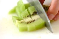 Cắt kiwi, thơm, xoài chín, dâu tây thành hạt lựu. Lá bạc hà rửa sạch, cắt nhỏ.