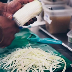 Đu đủ, cà rốt gọt vỏ, bào sợi. Cà chua rửa sạch, thái đôi. Đậu que rửa sạch, bỏ xơ, cắt khúc. Tỏi bóc vỏ, cho vào cối giã nhuyễn cùng với đậu que, cho cà rốt, cà chua, đậu hũ vào giã nát.