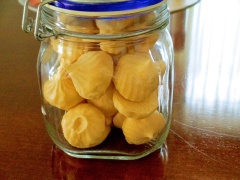 Cho bánh vào lọ thủy tinh, đậy kín nắp và dùng dần. Cùng làm thử món bánh này cho cả nhà thưởng thức nhé!