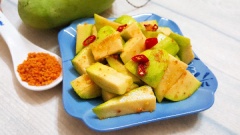 Vậy là chúng ta đã hoàn thành xong món xoài Thái lắc muối ớt ngọt ngọt chua chua cay cay rồi đây. Miếng xoài ngấm đều, bao phủ bởi đường, muối thêm lát ớt cay cay. Làm người ta cứ vừa ăn vừa hít hà mãi, nhưng lại không sao dừng được.