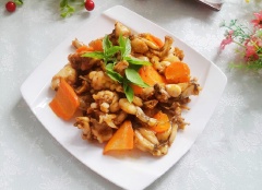 Cho thịt ếch ra đĩa ăn nóng cùng cơm. Vị cay cay, ngọt ngọt của sa tế, các gia vị hòa quyện với vị mềm, dai của thịt ếch, sẽ làm cho bữa cơm gia đình thêm ngon miệng.
