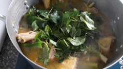 Nấu đến khi thịt gà chín thì cho lá giang vào, đảo đều, nấu thêm 5 phút rồi nêm lại nước dùng với 2 muỗng hạt nêm, 1 muỗng canh đường, 1/2 muỗng bột ngọt, 2 muỗng nước mắm, 1/2 muỗng muối. Đợi gà sôi lại tắt bếp. Do nước gà còn nhiều ít khác nhau nên bạn gia giảm gia vị sao cho vừa ăn nhé. Khi cho lá giang vào bạn nhớ phải vò lá giang nát ra thì lá giang mới chua nhé, để lá nguyên là không chua đâu