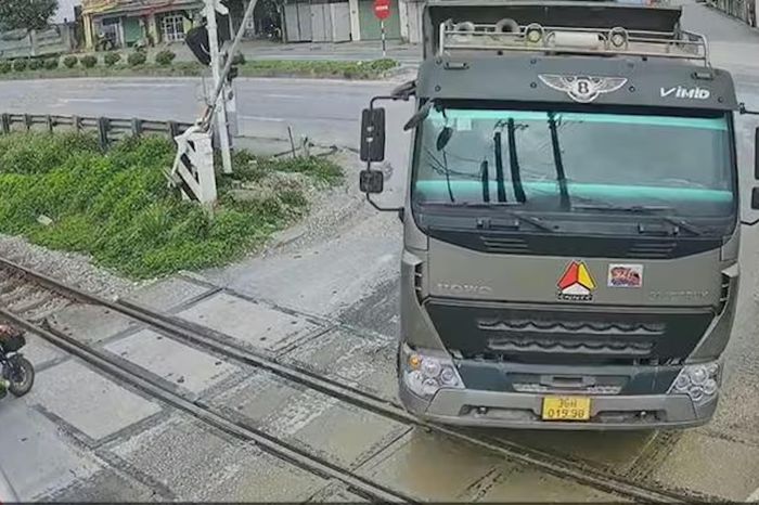 Khoảnh khắc xe tải liều lĩnh tông gác chắn, vượt đường sắt lúc tàu đang tới - Báo VTC News