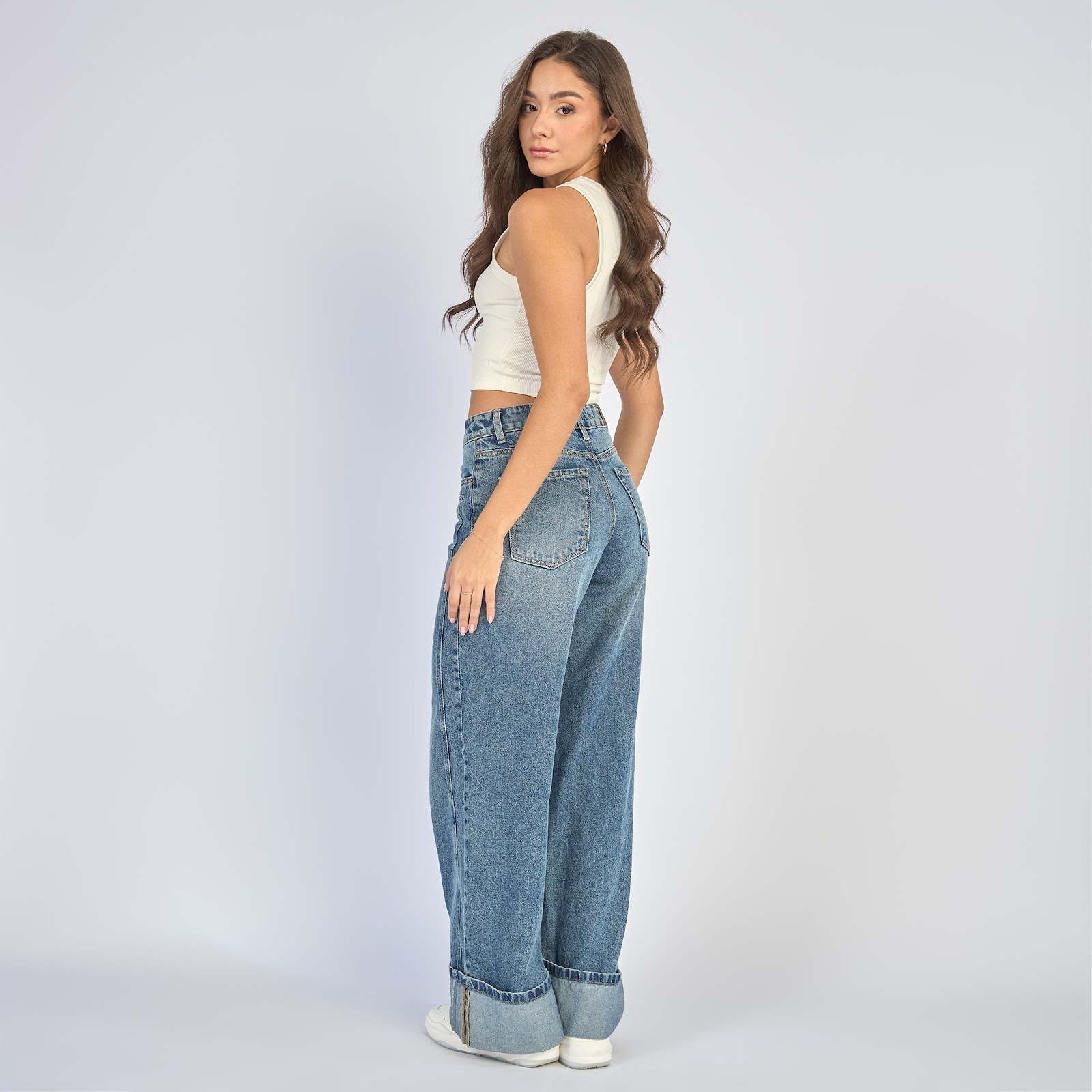 Jean wide leg tiro alto rígido con bota doblada fija, color azul medio - Vista 3