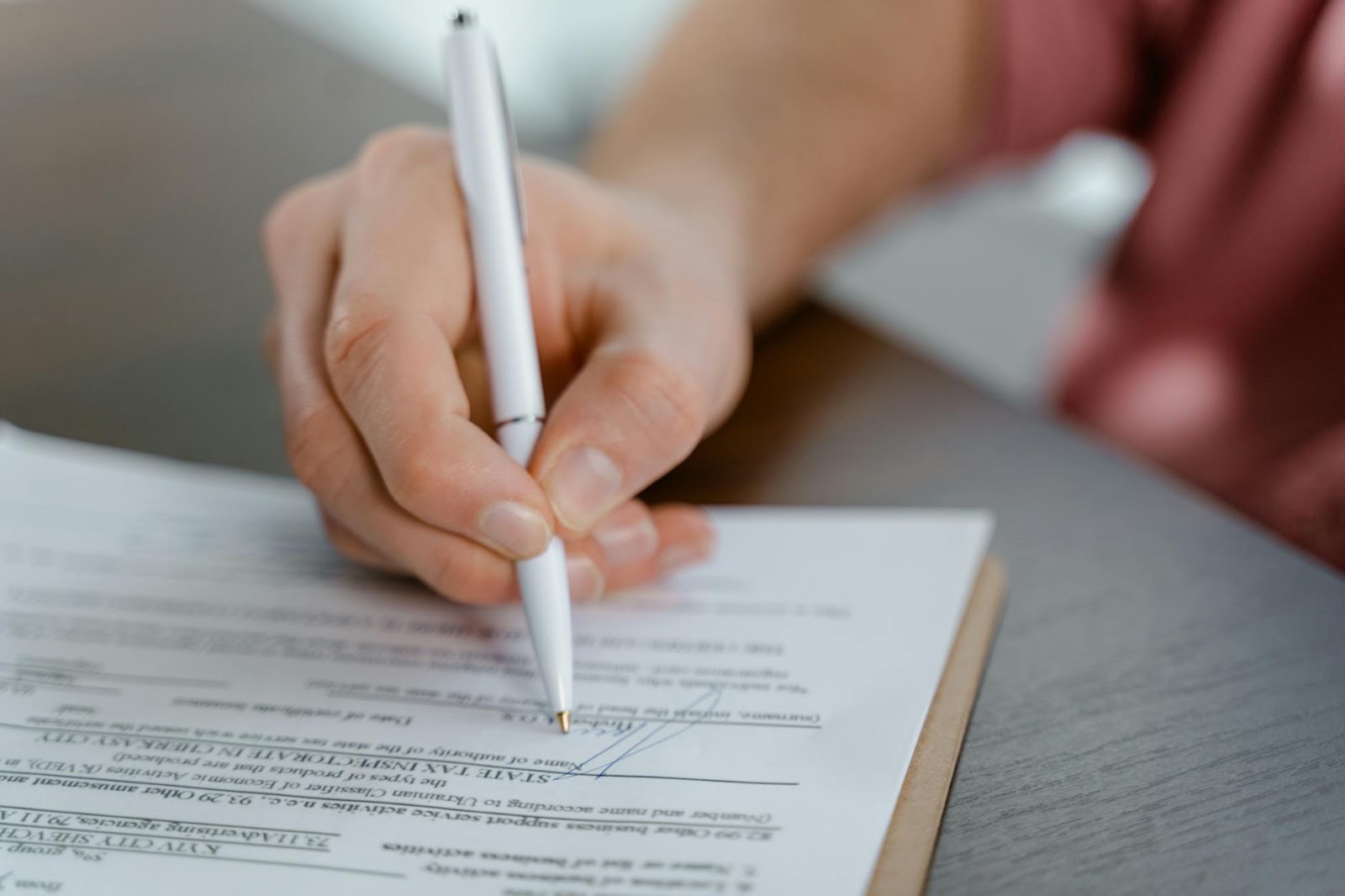 AI software analyzing legal contracts, demonstrating practical AI applications in legal tech for businesses.