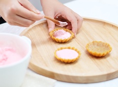 Cho hỗn hợp bột trên vào khuôn cupcake rồi dùng tay ấn chặt, sau đó cho cả bánh cùng khuôn vào tủ lạnh khoảng 2 tiếng đồng hồ để làm đế bánh. Sau đó, rưới thêm sữa chua cùng vài lát trái cây yêu thích lên mặt bánh là hoàn tất.