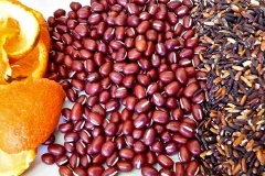 Đậu đỏ và nếp than (nếp cẩm) ngâm nước ít nhất 2 tiếng, sau đó cho vào nồi đun sôi cùng đường phèn, vỏ quýt khô trong lửa lớn, sau đó vặn lửa nhỏ nhất, đun 2 tiếng cho đến khi đậu đỏ nhừ là được. Nấu nước cốt dừa: đun sôi nước cốt dừa đặc cùng với muối rồi tắt lửa, để nguội.