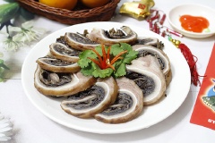 Tai heo chín thì vớt ra để nguội rồi cất ngăn mát tủ lạnh khoảng 2 tiếng, lấy tai heo ra và cắt bỏ lớp dây buộc, thái miếng mỏng bày ra đĩa thưởng thức, chấm cùng tương ớt hoặc gia vị chanh ớt rất ngon miệng.