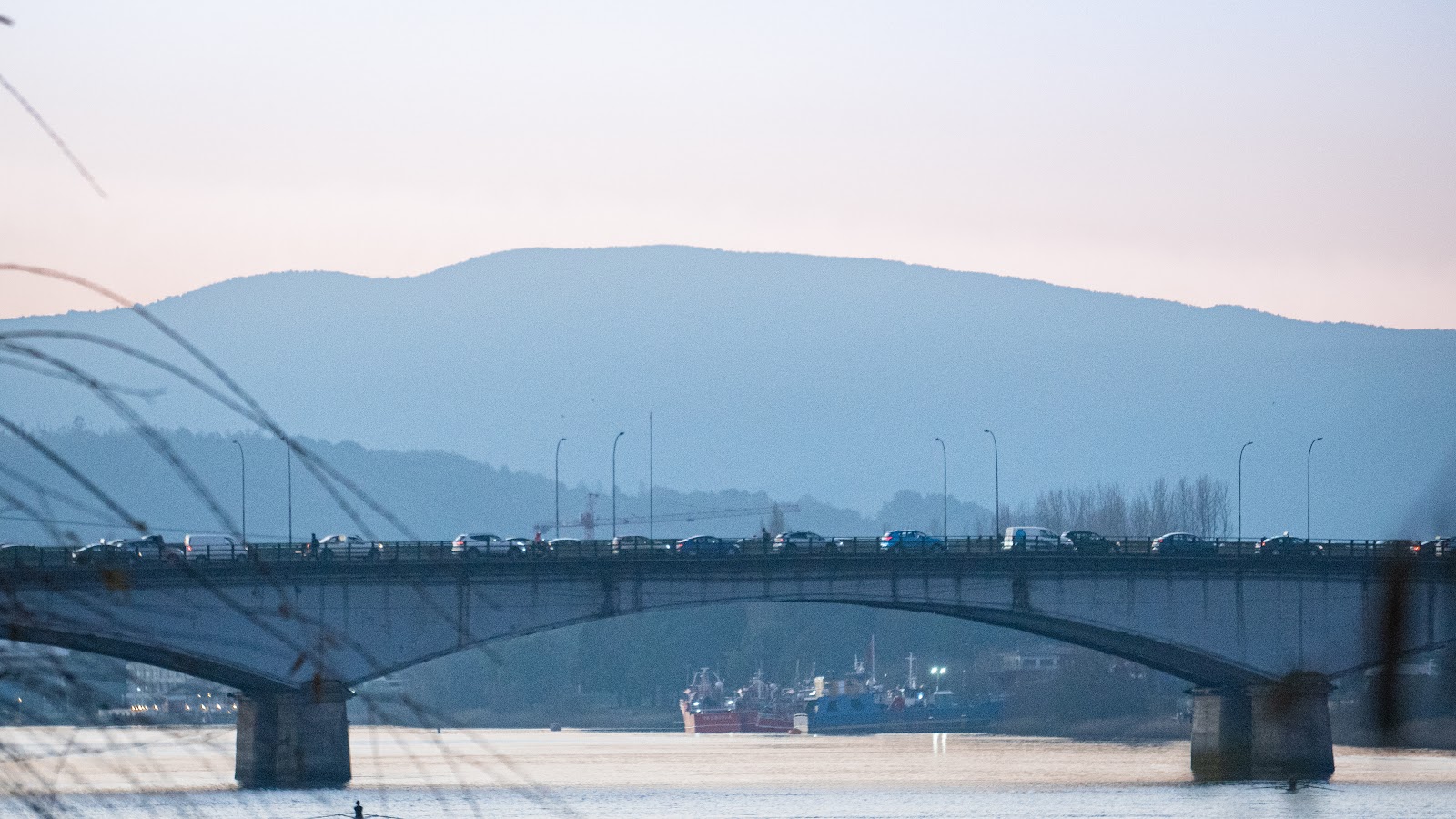 Puente Pedro de Valdivia y cerros