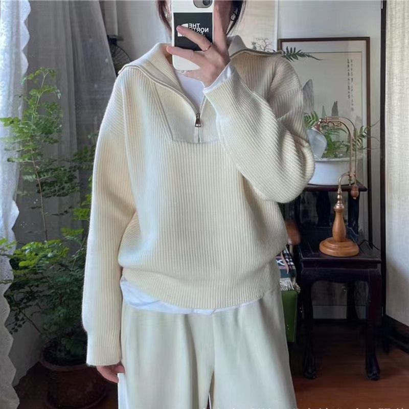 Women's knitted sweater with zipper and ribbed knit