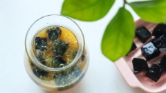 2 quả cam vàng rửa sạch, cắt làm đôi. Vắt lấy nước ép cam cho vào ly. Nếu chọn quả cam to thì 2 quả có thể vắt được 500-600ml nước cam. Pha nước cam với 30gr mật ong rồi khuấy lên cho đều (số lượng mật ong điều chỉnh theo độ ngọt và lượng nước cam, khẩu vị của từng người). Cuối cùng thêm sương sáo và đá viên rồi thưởng thức thôi.