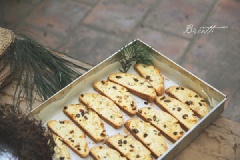 Nướng bánh bicostti hạnh nhân lần 2: Hạ lò xuống 160 độ C, cho các lát bánh vào nướng 10', sau đó lật mặt, nướng thêm 7' nữa thì lấy ra để nguội. Cho bánh vào túi kín có thể bảo quản từ 2-3 tuần.