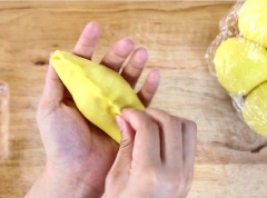 Tạo hình cho bánh "sầu lava" Dùng cây cán, cán bột hình bầu dục, phía ngoài mép mỏng hơn, cho nhân sầu riêng đông lạnh vào giữa, túm chặt các mép bột vào nhau, dùng tay nặn thuôn dài 1 đầu cho giống múi sầu riêng và ủ bánh thêm 1 tiếng.
