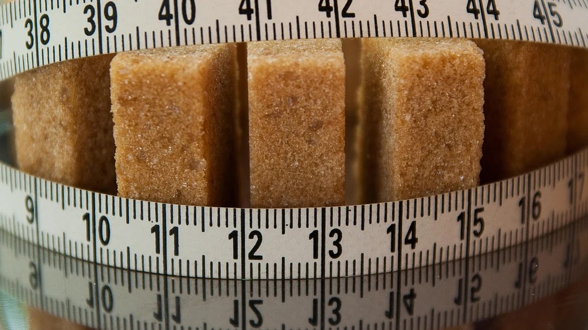 가공설탕과 천연당의 차이점과 건강에 미치는 영향