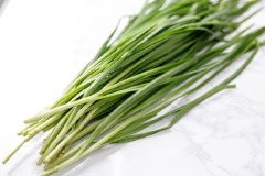 Hẹ rửa thật sạch, cắt thành khúc nhỏ vừa ăn và trộn với 1/2 muỗng canh dầu ăn. Trứng đập ra chén, đánh tan với chút muối. Đun nóng chảo dầu, đổ trứng vào tráng đều chảo, để khoảng 2 - 3 giây thì dùng đũa khấy cho trứng thành miếng nhỏ sau đó cho hẹ vào trộn đều lên. Nêm thêm chút muối và nước tương là xong nha.