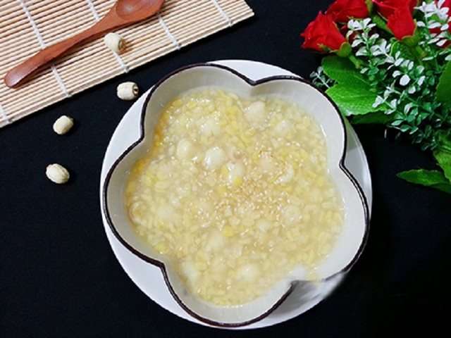 Chè Đậu Xanh Hạt Sen Ngọt Mát
