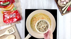 Nấu nước sốt nấm: cho vào chảo 2 muỗng canh dầu ăn, tiếp theo cho tỏi băm, hành tím băm, sả băm, gừng băm và ớt băm vào phi vàng thơm. Cho tiếp nấm đông cô băm, xào đều cho nấm chín. Cuối cùng cho các loại gia vị gồm: 75gr dầu hào, 40gr đường, 20gr dầu mè, 10gr sa tế tôm, 5gr ớt bột và 200ml nước vào, khuấy đều cho tất cả hòa quyện với nhau. Đun sôi nước sốt rồi hạ nhỏ lửa, đun tiếp tục 5 phút đến khi thấy nước sốt hơi sệt lại thì nhắc xuống.