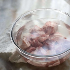 Sườn heo mua về chặt thành những miếng nhỏ, ngâm nước lạnh khoảng 1 tiếng đồng hồ để loại bỏ mỡ thừa. Sau đó vớt ra rửa sạch. Cho sườn heo vào nồi, thêm nước xâm xấp mặt, cho vào phần xanh hành lá 5 tép tỏi, 3 lá nguyệt quế và 10 trái ớt khô, luộc chín sườn rồi vớt ra để ráo nước.