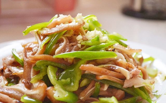Tai Heo Xào Ớt Chuông