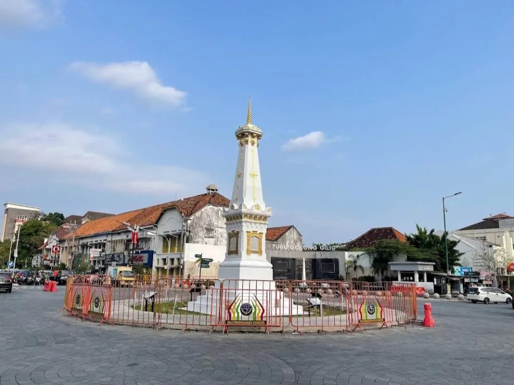 Interior masjid dengan karpet bermotif