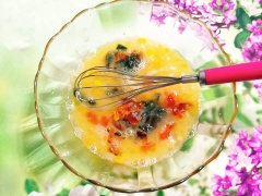 Lòng đỏ trứng muối đem thái nhỏ, trứng bắc thảo đem bóc vỏ rồi cũng thái nhỏ. Cho trứng bắc thảo, lòng đỏ trứng muối vào âu trứng sau đó thêm 1 thìa rượu trắng, đường, bột nêm, tiêu trắng, 50ml nước và dùng phới lồng khuấy thật đều nguyên liệu.