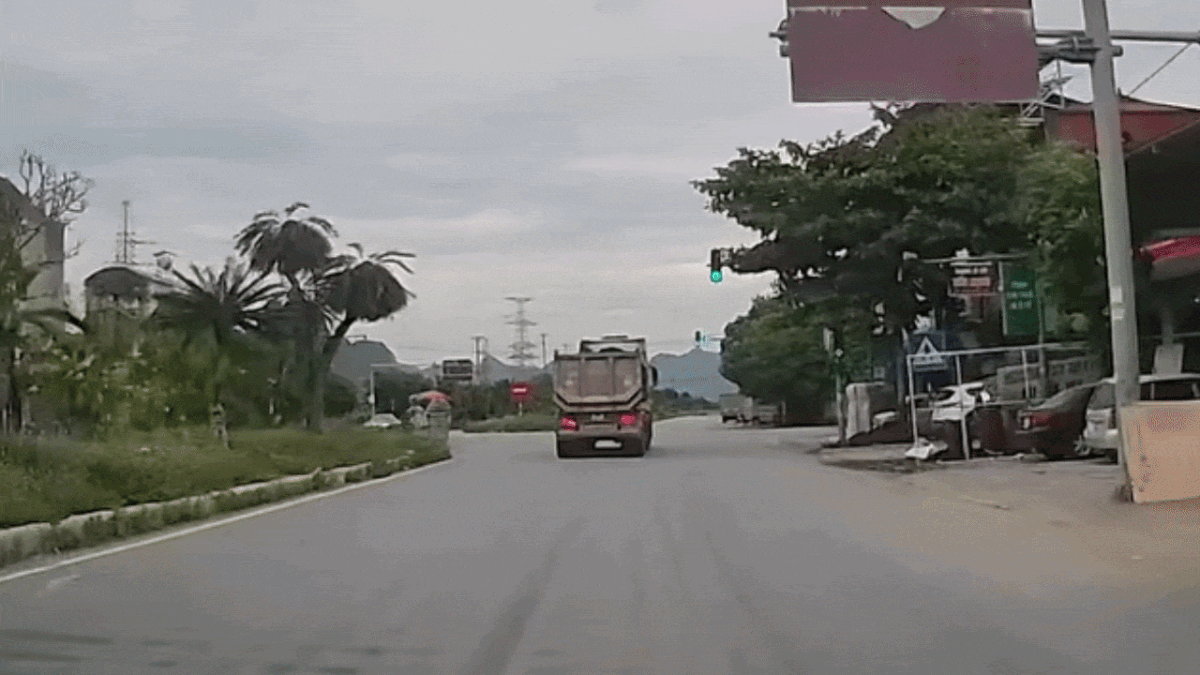 Clip: Ô tô tải phanh 'cháy lốp' để tránh xe máy đi ẩu - Báo Tiền Phong