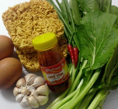 Cho 2 gói mì tôm vào nước lạnh ngâm trong khoảng 1 phút rồi vớt ra để ráo nước.