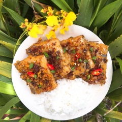 Gắp cá ra đĩa, trang trí với 1 ít hành lá và ớt trên mặt. Món này ăn kèm cơm trắng dẻo thơm nóng hổi là đúng điệu. Thơm cay nồng đậm đà bữa cơm gia đình!