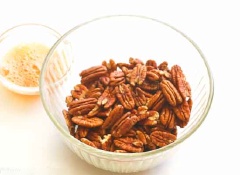 Bật trước lò nướng ở nhiệt độ 300°F (149°C). Lót giấy nến lên khay nướng và để riêng. Đánh tan lòng trắng trứng gà và tinh chất vani, để riêng. Trộn đều đường, bột quế, bột nhục đậu khấu vào một cái tô và cũng để riêng.