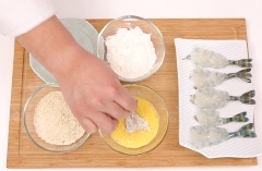 Nhúng tôm sú lần lượt vào trứng gà đánh tan, bột chiên giòn. Thêm 1 lần nữa vào trứng gà rồi cuối cùng đến lớp bột chiên xù.