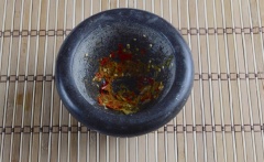 Nướng 450g phi lê cá thu không xương trong khoảng 10 phút ở mỗi bên với nhiệt độ trung bình thấp. Trong khi cá đang nướng, thêm trái 3 trái ớt tươi, 1 muỗng canh cuống ngò rí và 1 tép tỏi vào cối, giã nhuyễn.