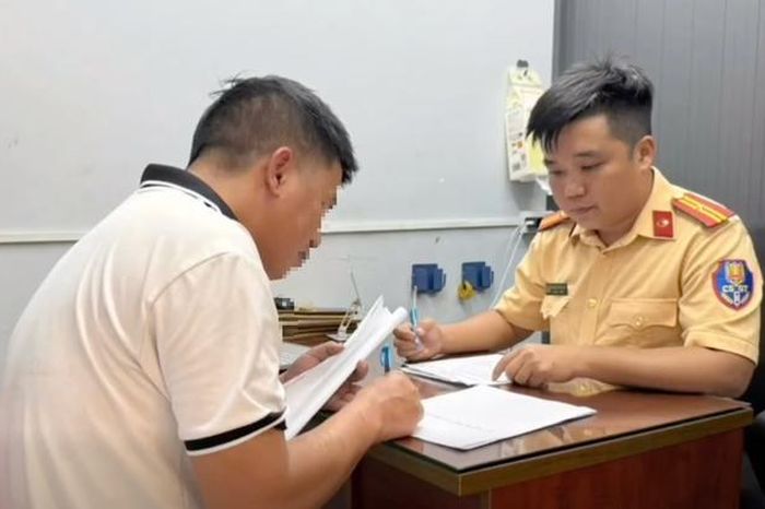 Khiếp vía với clip ô tô chuyển hướng ẩu ở TPHCM - Báo Người Lao Động
