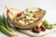 Cho salad ra dĩa và thưởng thức. Salad cà chua dưa leo chua ngọt với hương vị thanh mát tự nhiên, giòn ngon và cực kì hấp dẫn rất thích hợp cho chị em nào muốn giảm cân đấy. Còn chờ gì mà không làm ngay để ăn nào.