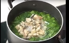 Cho cải bẹ, cá rô vào nồi nước luộc cá ở trên, nấu sôi là được. Nêm gia vị 1 muỗng canh nước mắm, 1 muỗng cà phê hạt nêm, 1/2 muỗng cà phê bột ngọt cho vừa ăn.