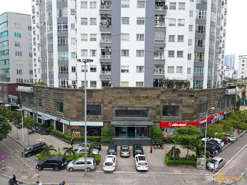 <p>Các căn hộ của Sunrise Building được thiết kế với diện tích đa dạng từ 88m2 - 110m2 chia thành các căn hộ từ 2 - 3 phòng ngủ đem đến nhiều sự lựa chọn căn hộ phù hợp với nhu cầu sử dụng của khách hàng.</p>
<p>Tòa nhà Sunrise Building gồm có 2 thang máy Mitsubishi tốc độ cao, tải trọng 750kg và 1000kg giúp cư dân di chuyển dễ dàng trong tòa nhà.</p>