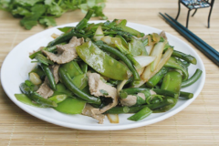 Dọn món ăn ra rồi dùng nóng ngay nào! Ngồng tỏi xào thịt bò vừa bổ dưỡng lại vừa kích thích vị giác bởi vị thơm thoang thoảng mùi ngồng tỏi, đậu Hà Lan và thịt bò. Nước thịt đậm đà béo thơm, ngọt thanh hấp dẫn.